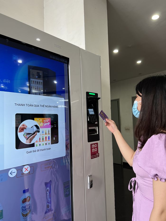 Khách hàng háo hức sử dụng máy bán hàng