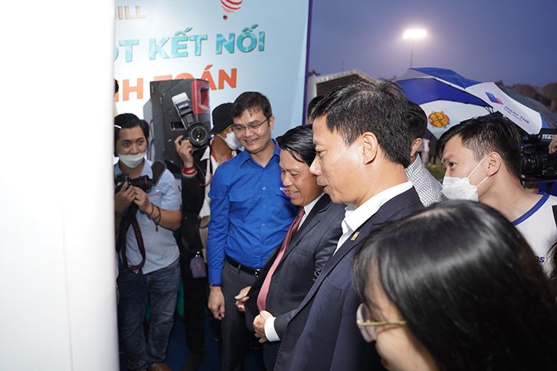 Phó Thống đốc Ngân hàng Nhà nước Việt Nam Phạm Tiến Dũng ghé thăm gian hàng
