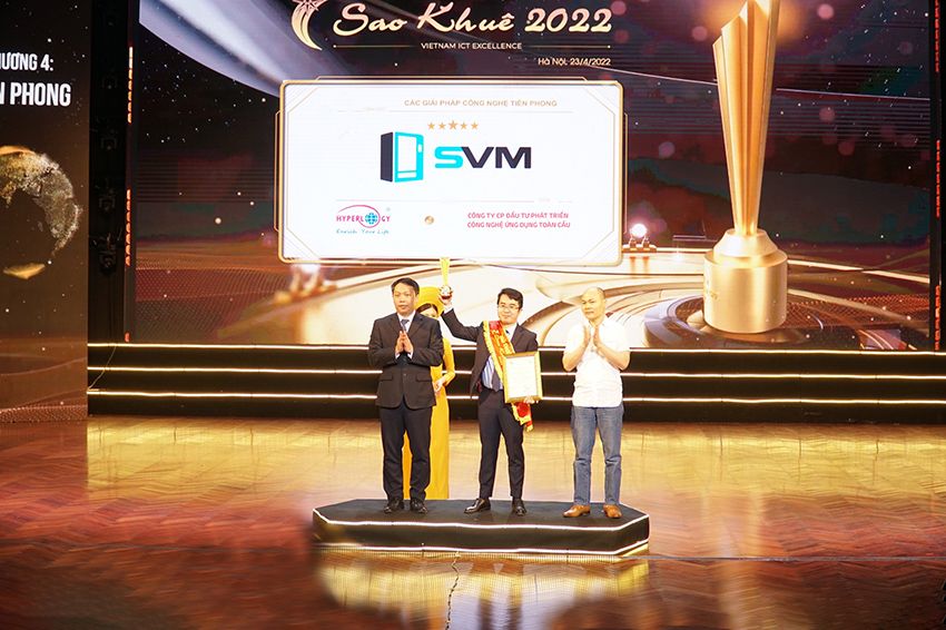 Anh Phạm Tùng Giám đốc dự án SVM lên nhận Giải thưởng Sao Khuê 2022 XẾP HẠNG 5 SAO trong lĩnh vực Các giải pháp công nghệ tiên phong