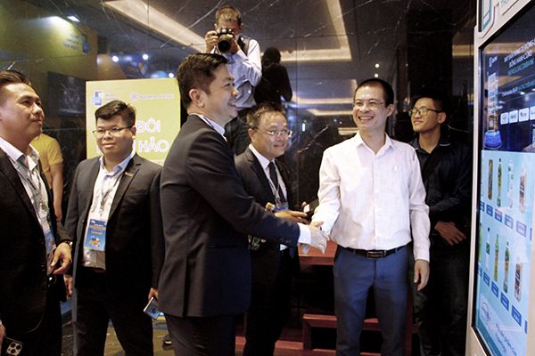 SVM tiếp đón Phó tổng giám đốc Sacombank Nguyễn Minh Tâm tới trải nghiệm máy