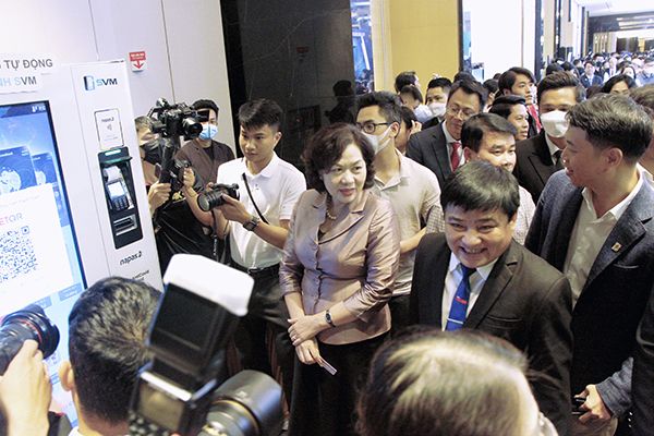 SVM cũng vinh dự tiếp đón Thống đốc Ngân hàng Nhà nước Việt Nam Bà Nguyễn Thị Hồng tới trải nghiệm mua hàng nhanh không tiền mặt