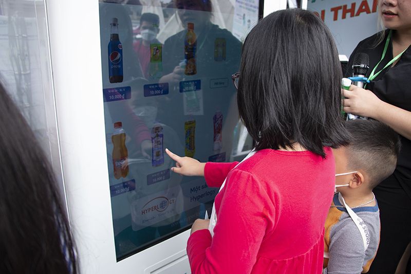Người dân tích cực sử dụng máy bán hàng tự động