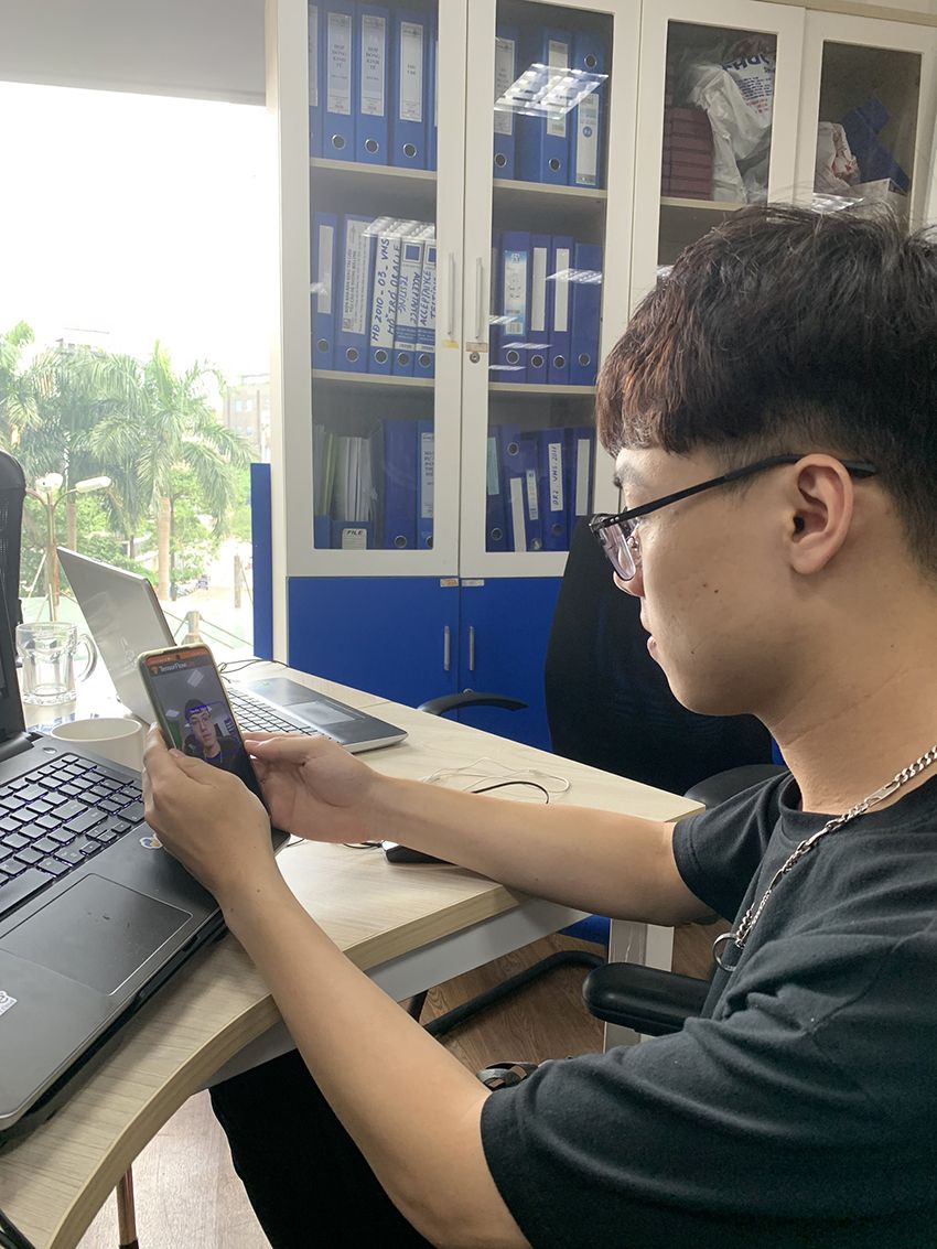 Đội ngũ nhân viên trải nghiệm tính năng mới AI Recommendation