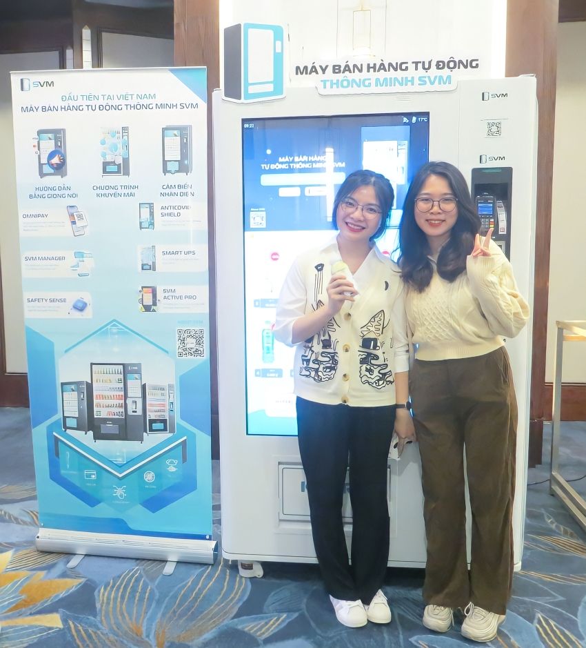 Khách tham dự hào hứng khi trực tiếp mua hàng tại Máy bán hàng tự động thông minh SVM