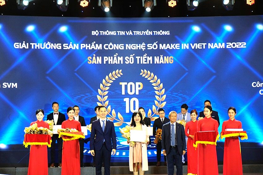 Ông Nguyễn Thành Hưng Thứ trưởng Bộ Thông tin và Truyền thông và Ông Nguyễn Thiện Nghĩa Phó Cục trưởng phụ trách Cục Công nghiệp Công nghệ thông tin và Truyền thông, Bộ Thông tin và Truyền thông trao tặng giải thưởng “Make in Viet Nam 2022” cho đại diện SVM