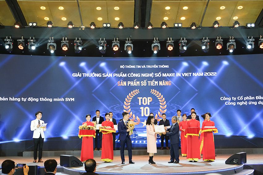 Đại diện SVM nhận giải thưởng Make in Viet Nam 2022