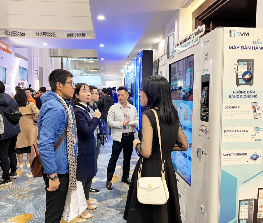 Khách tham dự Internet Day lắng nghe chia sẻ về những cập nhật nổi trội của SVM