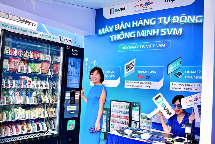 Khách mời tham gia sự kiện checkin cùng SVM | Máy bán hàng tự động Khách mời tham gia sự kiện check in cùng SVM