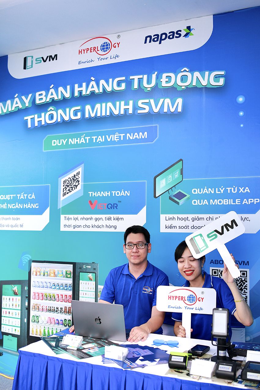 Đội ngũ SVM tại Ngày thẻ Việt Nam 2023 | Máy bán hàng tự động Đội ngũ SVM tại Ngày thẻ Việt Nam 2023