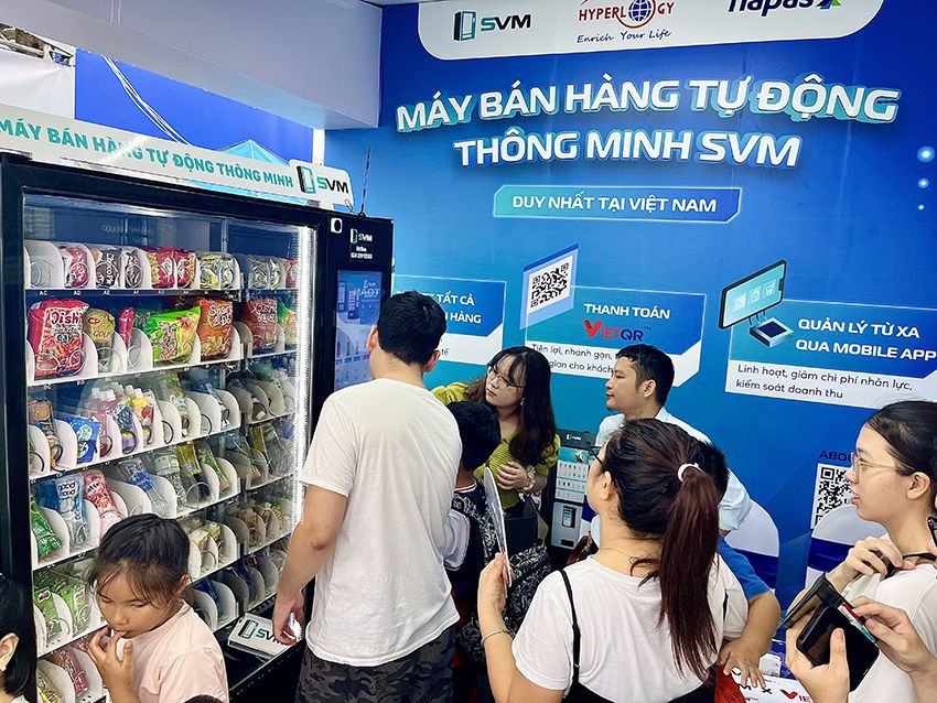 Gian hàng của SVM thu hút đông đúc mọi người đến tham quan tại Ngày thẻ Việt Nam 2023 | Máy bán hàng tự động Gian hàng của SVM thu hút đông đúc mọi người đến tham quan tại Ngày thẻ Việt Nam 2023