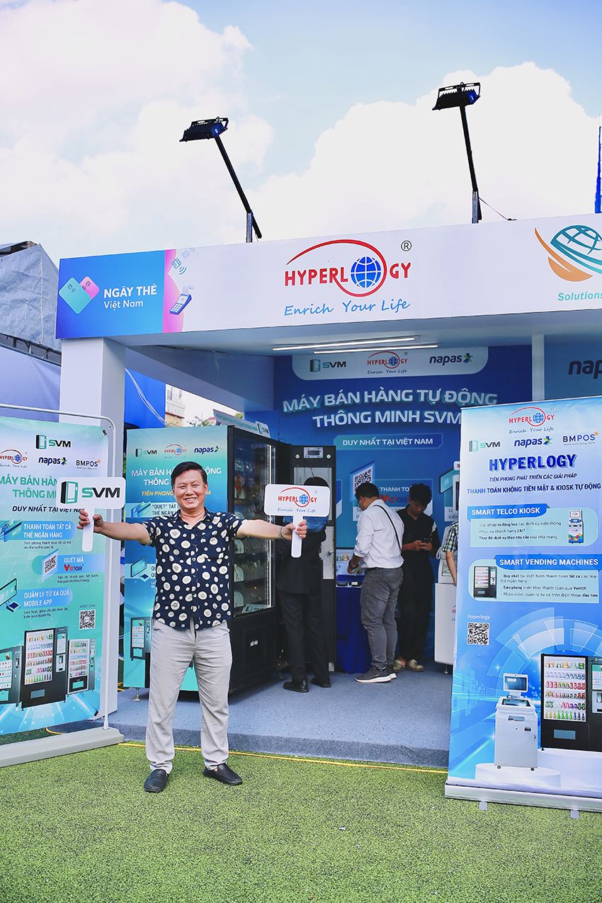 Một số hình ảnh khách mời tham gia sự kiện checkin cùng SVM | Máy bán hàng tự động Khách mời tham gia sự kiện check in cùng SVM