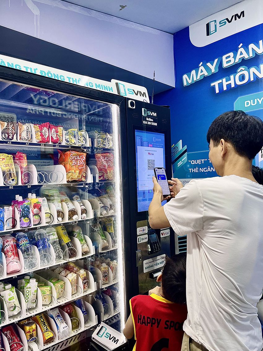 Gian hàng của SVM thu hút đông đúc mọi người đến tham quan tại Ngày thẻ Việt Nam 2023 | Máy bán hàng tự động Khách hàng sử dụng tính năng thanh toán bằng mã VietQR của SVM