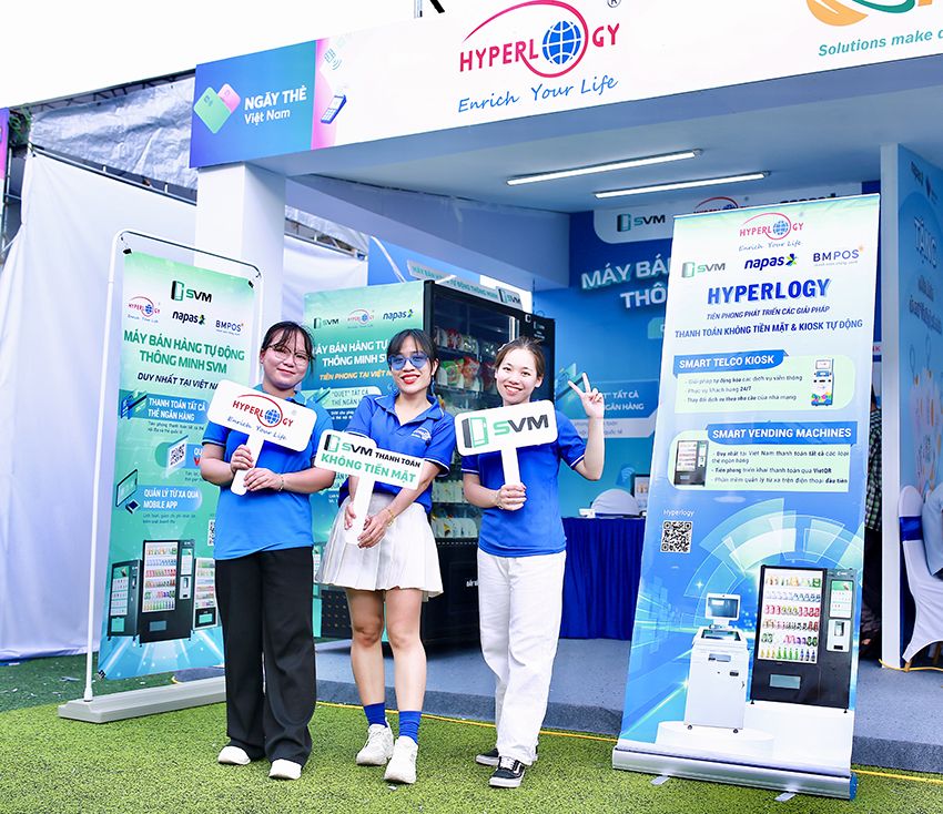 Đội ngũ SVM tại Ngày thẻ Việt Nam 2023 | Máy bán hàng tự động Đội ngũ SVM trẻ trung luôn nhiệt tình hỗ trợ khách hàng tại Ngày thẻ Việt Nam 2023