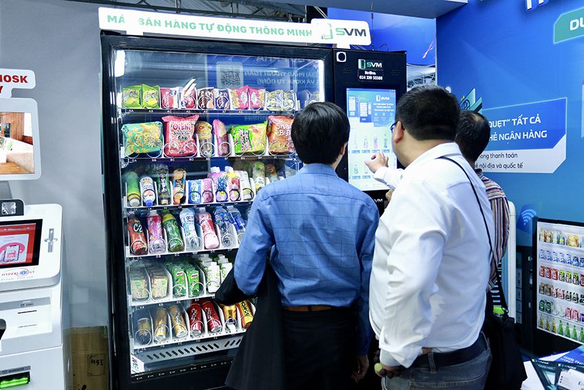 Gian hàng của SVM thu hút đông đúc mọi người đến tham quan tại Ngày thẻ Việt Nam 2023 | Máy bán hàng tự động SVM mang lại trải nghiệm công nghệ ấn tượng cho khách hàng tới tham quan