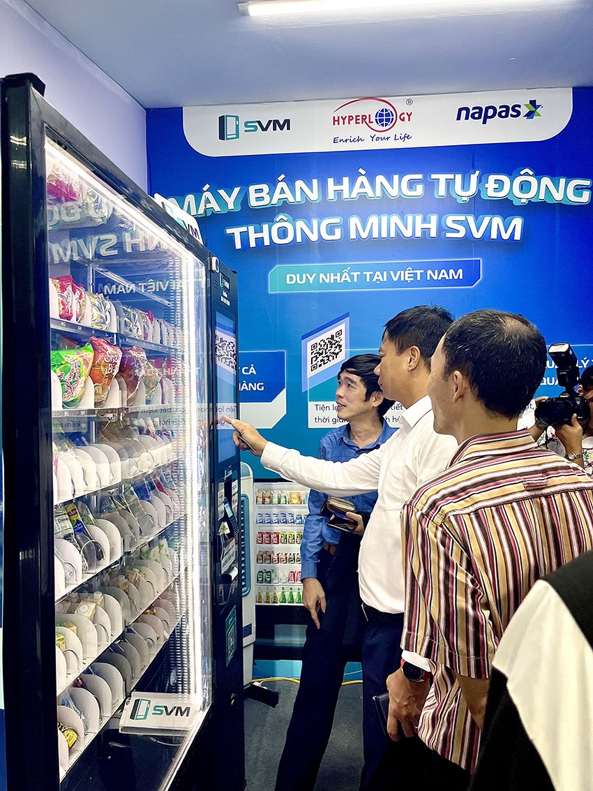 Tổng Giám đốc NAPAS đến trải nghiệm thanh toán không tiền mặt tại SVM | Máy bán hàng tự động Ông Nguyễn Quang Minh Tổng Giám đốc NAPAS đến trải nghiệm thanh toán không tiền mặt tại SVM