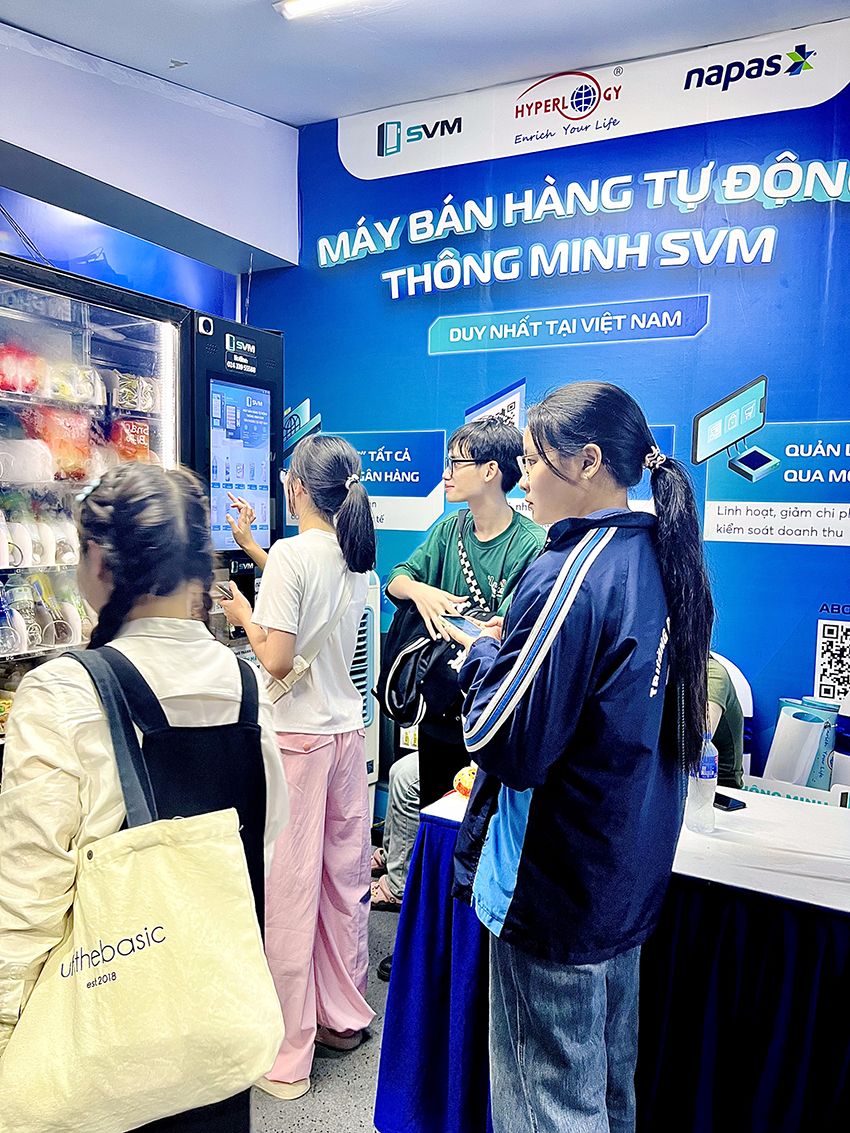 Gian hàng của SVM thu hút đông đúc mọi người đến tham quan tại Ngày thẻ Việt Nam 2023 | Máy bán hàng tự động Các bạn trẻ bày tỏ sự yêu thích với máy bán hàng tự động thông minh SVM