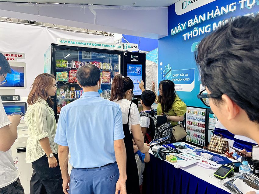 SVM thu hút khách hàng ở mọi lứa tuổi đến tham quan tại Ngày thẻ Việt nam 2023 | Máy bán hàng tự động Khách hàng mọi lứa tuổi đều hứng thú với SVM