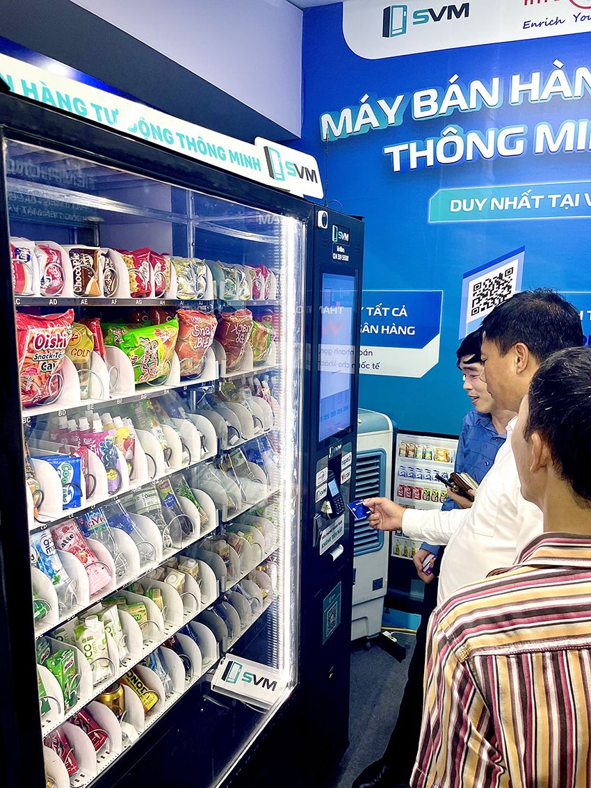Tổng Giám đốc NAPAS đến trải nghiệm thanh toán không tiền mặt tại SVM | Máy bán hàng tự động Ông Nguyễn Quang Minh Tổng Giám đốc NAPAS đến trải nghiệm tính năng thanh toán bằng thẻ ngân hàng của SVM