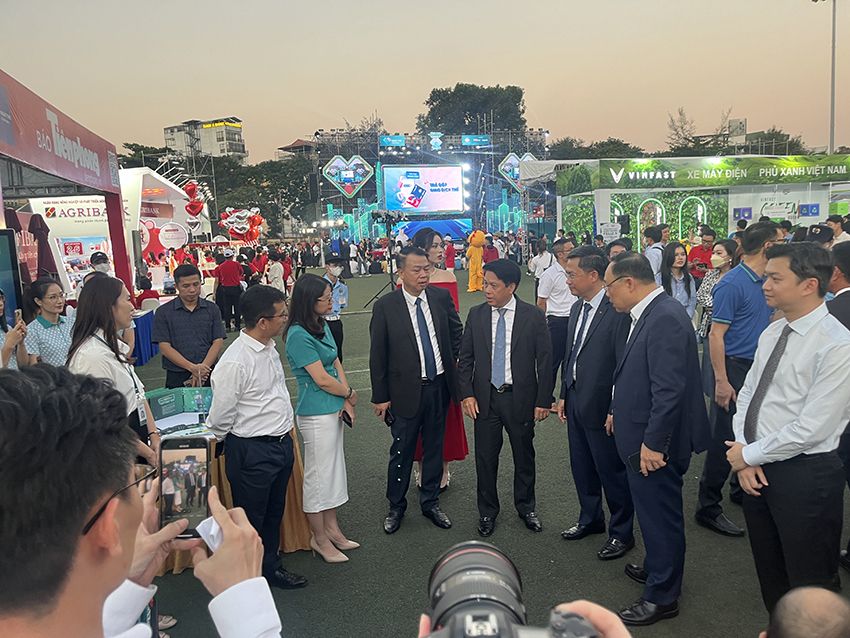 20241008 Ngày thẻ Việt Nam 2024_Máy bán hàng tự động SVM_SVM_Smart Vending Machine_thanh toán không tiền mặt_vietqr_thẻ ngân hàng 10