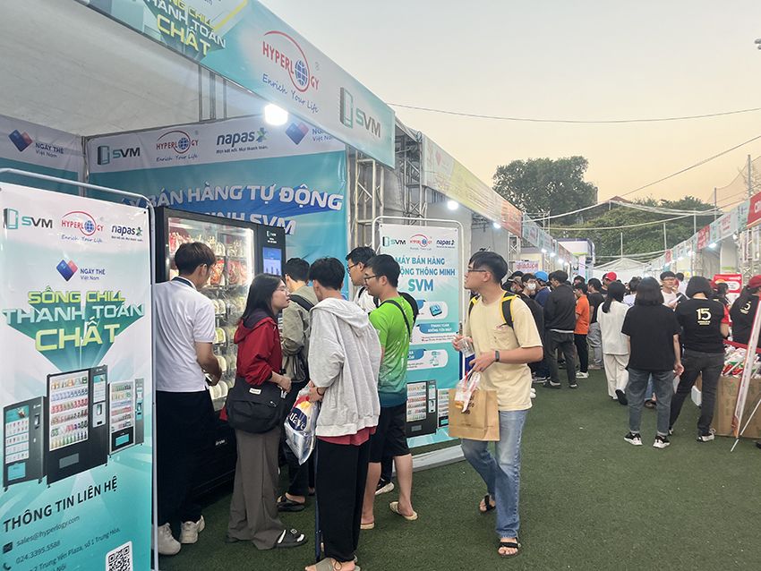 20241008 Ngày thẻ Việt Nam 2024_Máy bán hàng tự động SVM_SVM_Smart Vending Machine_thanh toán không tiền mặt_vietqr_thẻ ngân hàng 12