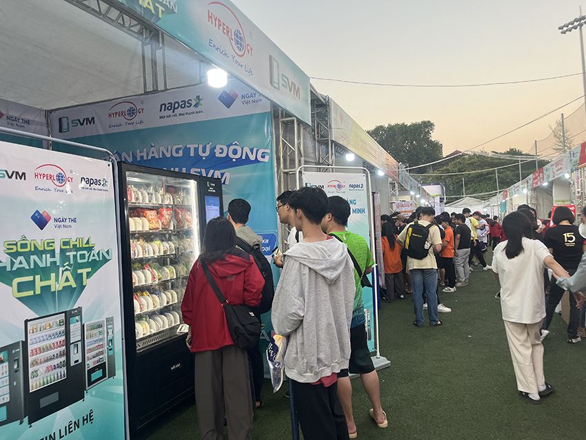 20241008 Ngày thẻ Việt Nam 2024_Máy bán hàng tự động SVM_SVM_Smart Vending Machine_thanh toán không tiền mặt_vietqr_thẻ ngân hàng 13