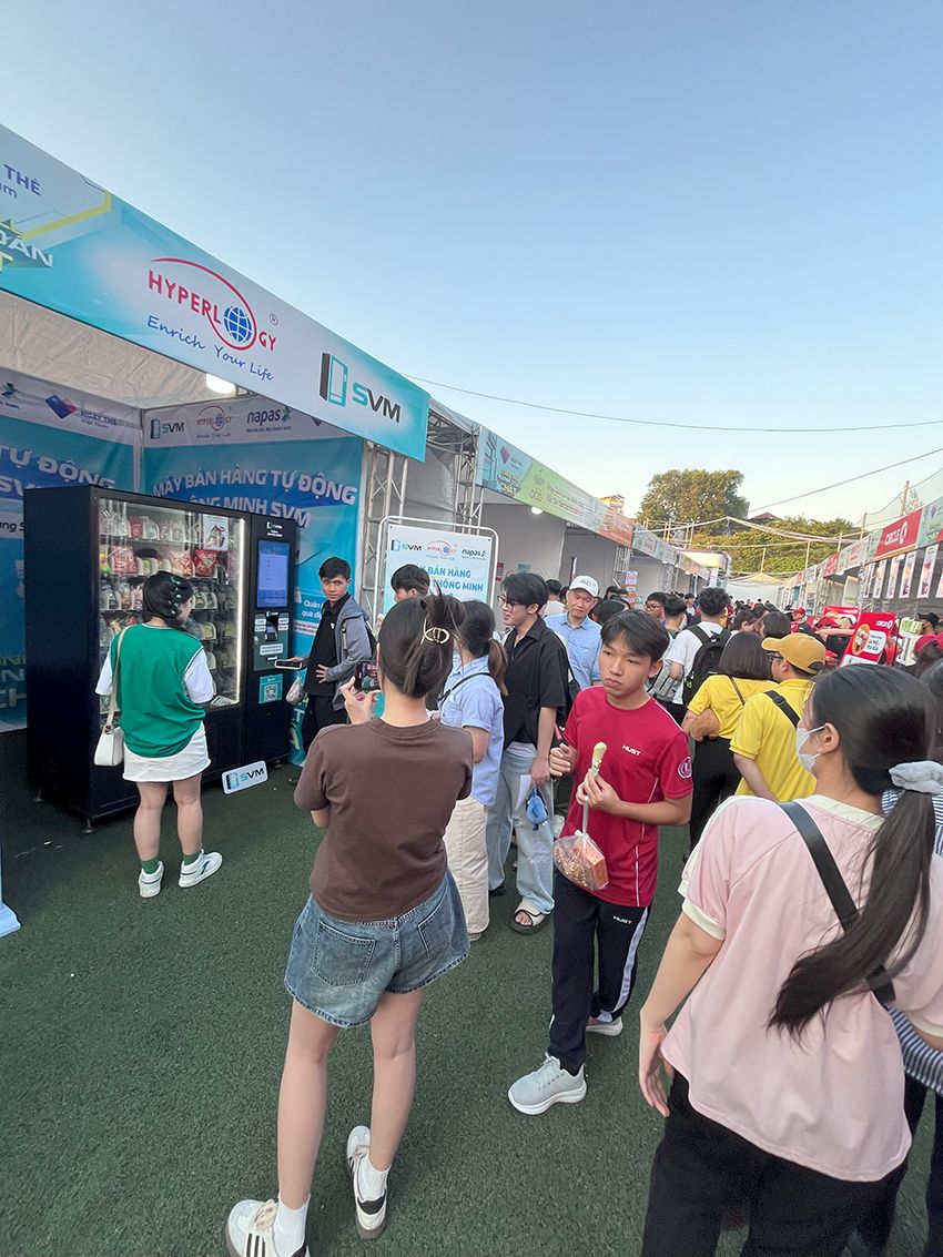 20241008 Ngày thẻ Việt Nam 2024_Máy bán hàng tự động SVM_SVM_Smart Vending Machine_thanh toán không tiền mặt_vietqr_thẻ ngân hàng 14