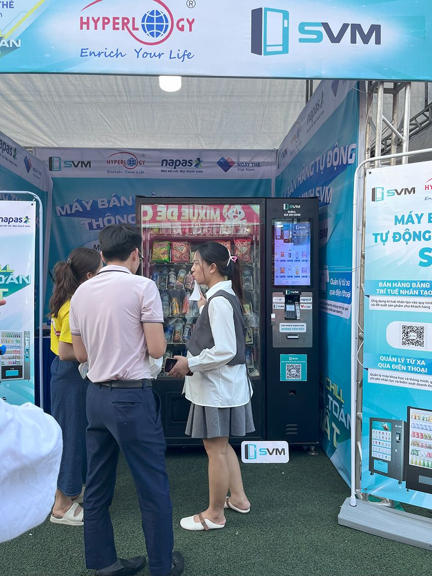 20241008 Ngày thẻ Việt Nam 2024_Máy bán hàng tự động SVM_SVM_Smart Vending Machine_thanh toán không tiền mặt_vietqr_thẻ ngân hàng 15