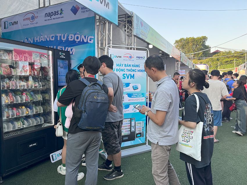 20241008 Ngày thẻ Việt Nam 2024_Máy bán hàng tự động SVM_SVM_Smart Vending Machine_thanh toán không tiền mặt_vietqr_thẻ ngân hàng 16