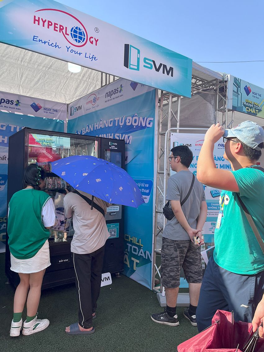 20241008 Ngày thẻ Việt Nam 2024_Máy bán hàng tự động SVM_SVM_Smart Vending Machine_thanh toán không tiền mặt_vietqr_thẻ ngân hàng 17