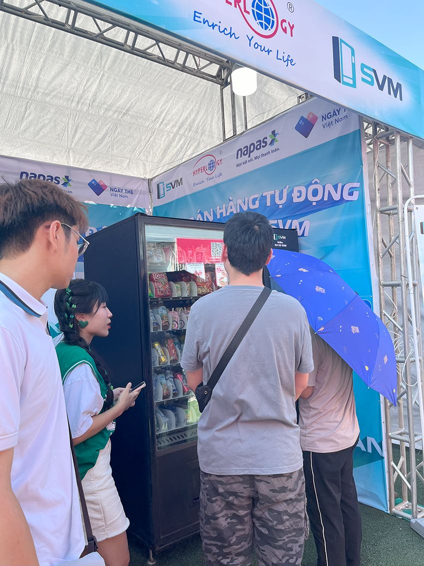 20241008 Ngày thẻ Việt Nam 2024_Máy bán hàng tự động SVM_SVM_Smart Vending Machine_thanh toán không tiền mặt_vietqr_thẻ ngân hàng 18
