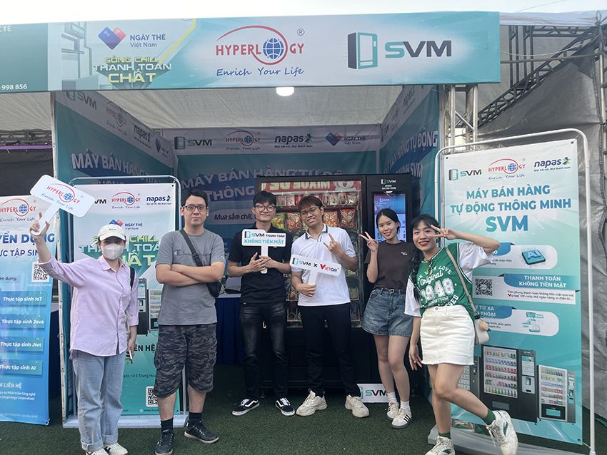 20241008 Ngày thẻ Việt Nam 2024_Máy bán hàng tự động SVM_SVM_Smart Vending Machine_thanh toán không tiền mặt_vietqr_thẻ ngân hàng 19
