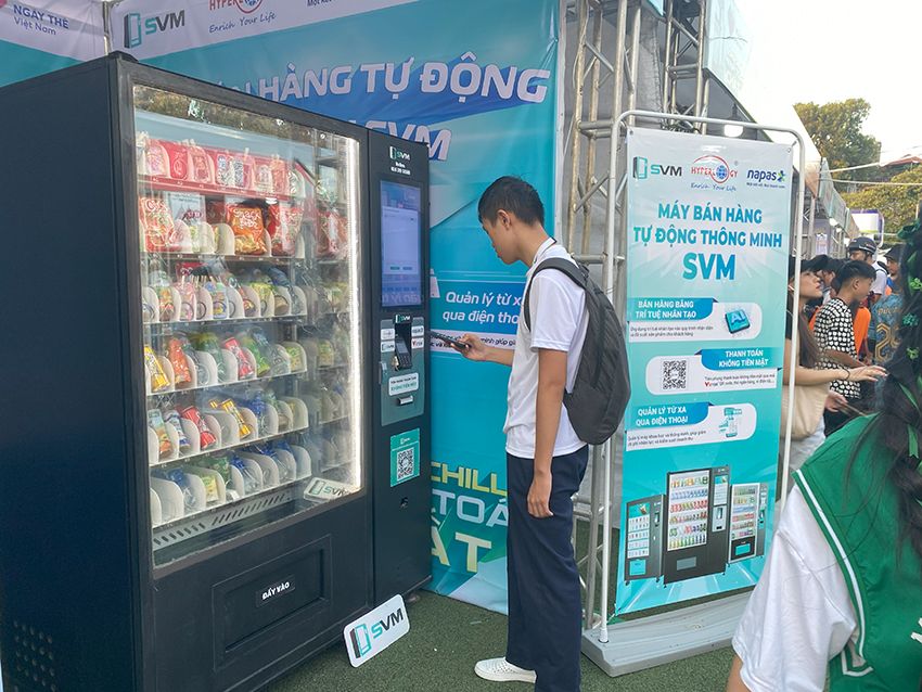 20241008 Ngày thẻ Việt Nam 2024_Máy bán hàng tự động SVM_SVM_Smart Vending Machine_thanh toán không tiền mặt_vietqr_thẻ ngân hàng 2