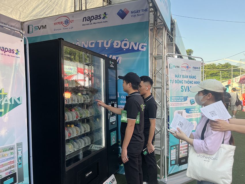 20241008 Ngày thẻ Việt Nam 2024_Máy bán hàng tự động SVM_SVM_Smart Vending Machine_thanh toán không tiền mặt_vietqr_thẻ ngân hàng 22