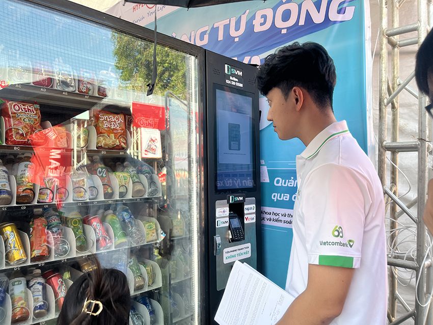 20241008 Ngày thẻ Việt Nam 2024_Máy bán hàng tự động SVM_SVM_Smart Vending Machine_thanh toán không tiền mặt_vietqr_thẻ ngân hàng 23