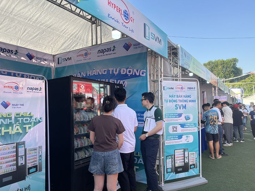 20241008 Ngày thẻ Việt Nam 2024_Máy bán hàng tự động SVM_SVM_Smart Vending Machine_thanh toán không tiền mặt_vietqr_thẻ ngân hàng 24