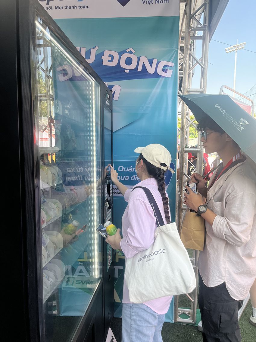 20241008 Ngày thẻ Việt Nam 2024_Máy bán hàng tự động SVM_SVM_Smart Vending Machine_thanh toán không tiền mặt_vietqr_thẻ ngân hàng 25