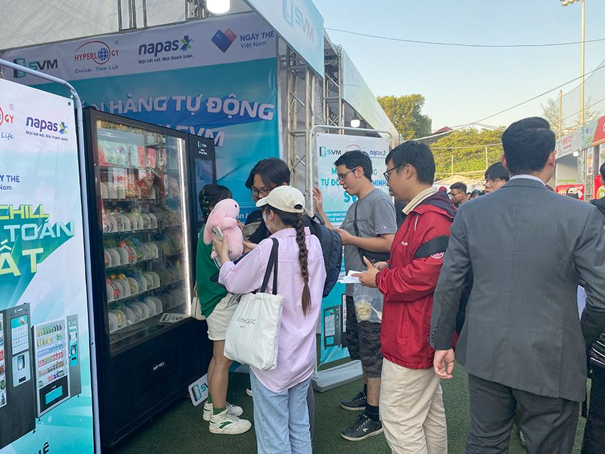 20241008 Ngày thẻ Việt Nam 2024_Máy bán hàng tự động SVM_SVM_Smart Vending Machine_thanh toán không tiền mặt_vietqr_thẻ ngân hàng 3