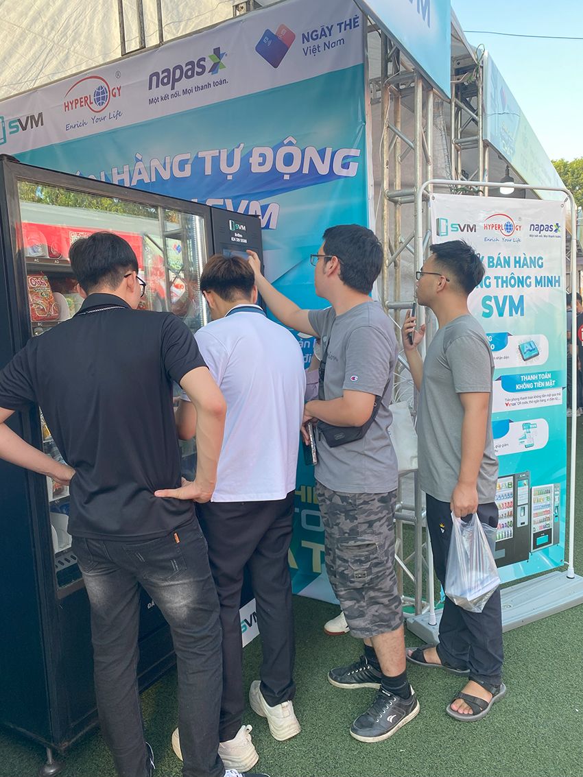 20241008 Ngày thẻ Việt Nam 2024_Máy bán hàng tự động SVM_SVM_Smart Vending Machine_thanh toán không tiền mặt_vietqr_thẻ ngân hàng 4