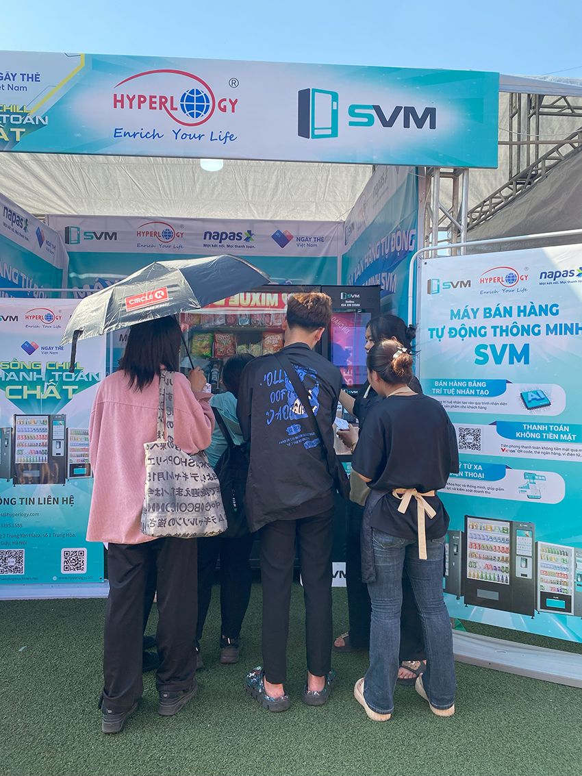 20241008 Ngày thẻ Việt Nam 2024_Máy bán hàng tự động SVM_SVM_Smart Vending Machine_thanh toán không tiền mặt_vietqr_thẻ ngân hàng 5