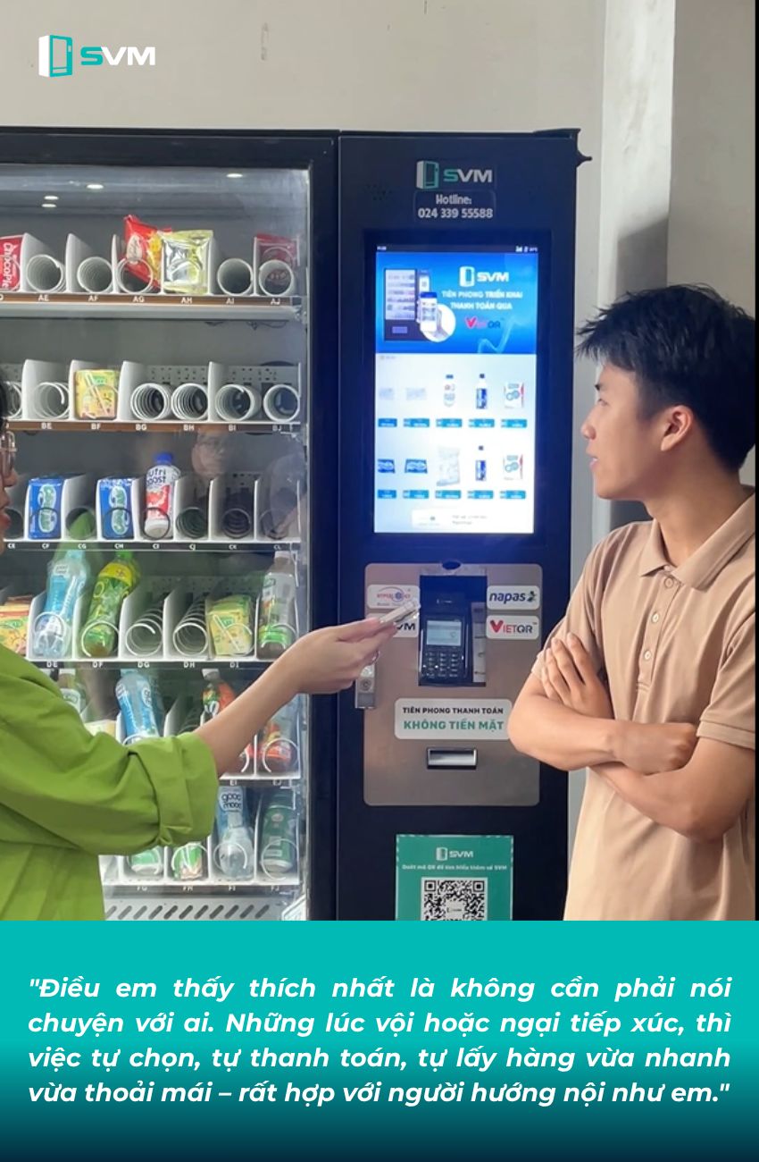 20250616 _ Bạn Nam hài lòng với trải nghiệm mua sắm tự chủ, không cần giao tiếp tại máy bán hàng tự động SVM