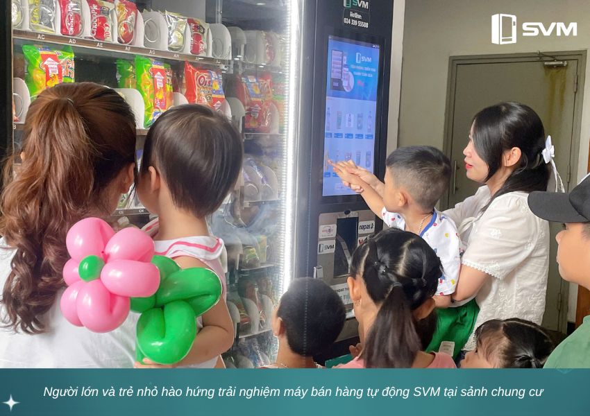 Máy bán hàng tự động SVM thu hút lượng lớn người dùng ở mọi lứa tuổi, khẳng định tính tiện lợi và hiệu quả vận hành.